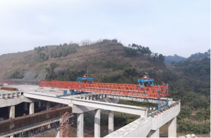 马鸣溪大桥架梁工程恢复 起重滑车助力施工作业