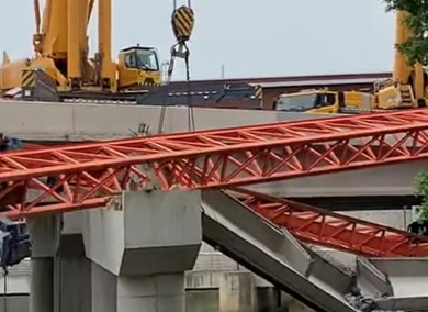 福州一在建大桥发生坍塌 起重滑车助力善后工作