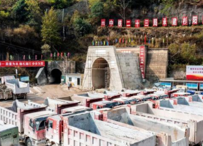 云南大瑞铁路杉阳隧道贯通 建设中使用起重滑车吊装