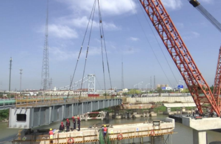 黄石大桥新桥正式启动钢箱梁吊装