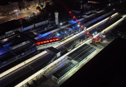淄博火车站天桥开始吊装施工