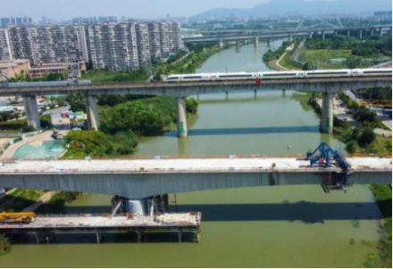 南沿江城际铁路跨秦淮河特大桥连续梁顺利合龙