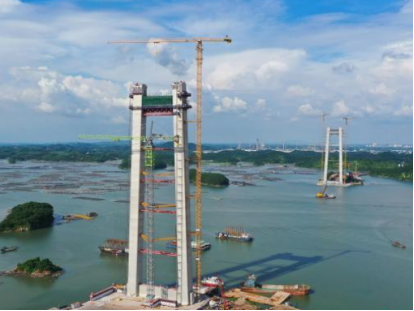 广西在建最长跨海大桥主塔完成施工