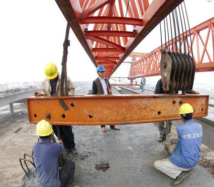 桥梁修建使用起重滑车吊运钢板