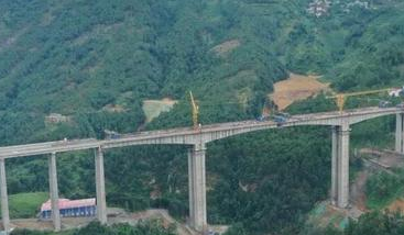 滇中城际高速公路建设使用起重滑车