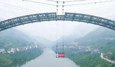 西宁河特大桥吊装施工现场  ​